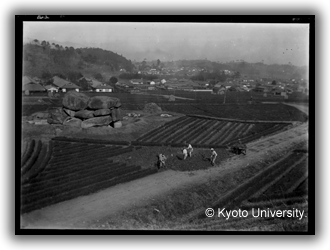 下方部東辺の発掘. 京都帝国大学文学部考古学教室ガラス乾板写真：石舞台古墳発掘, 1933-1935., 資料番号2-02-01